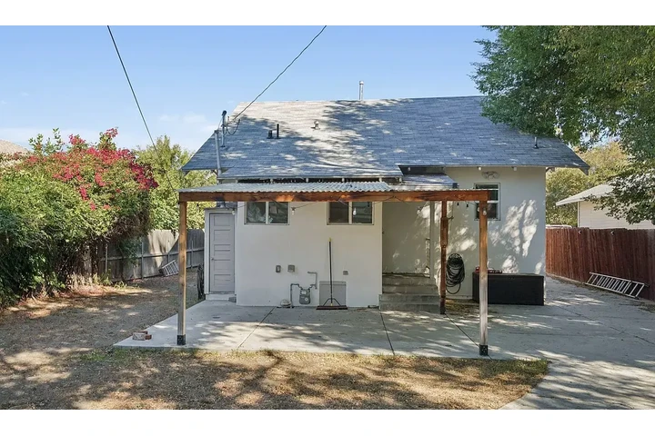 $1300 : Cozy, modern 2-bed, 2-bath sin image 9