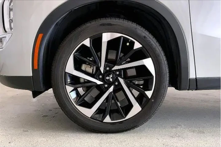 $22911 : Mitsubishi Outlander 2023 SE image 6