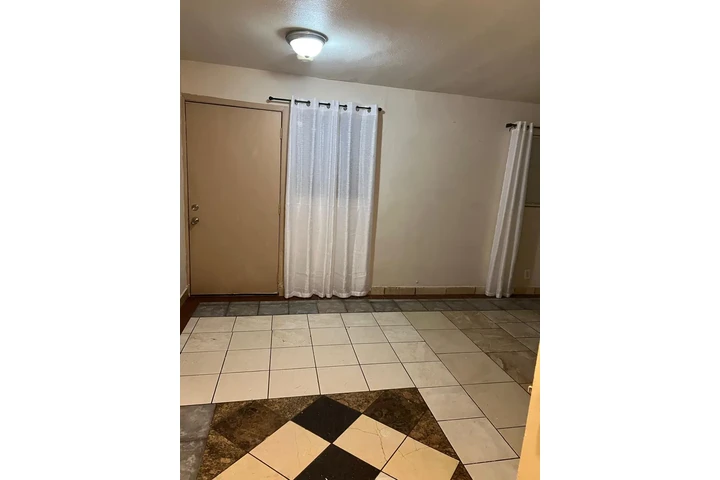 $1000 : SE RENTA CUARTO EN ELA image 1