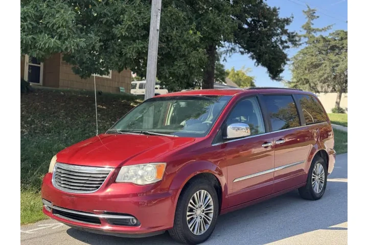 $6999 : 2014 Town and Country Touring image 1