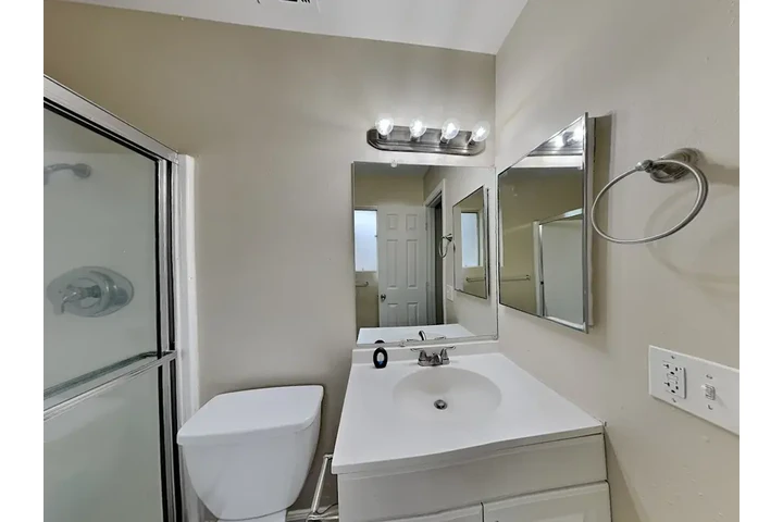 $1969 : Spacious 3-Bedroom Ready image 5