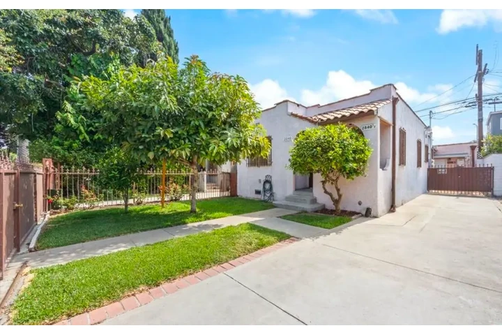 $2000 : 2 Bed 2 Bath in West Adams, LA image 1
