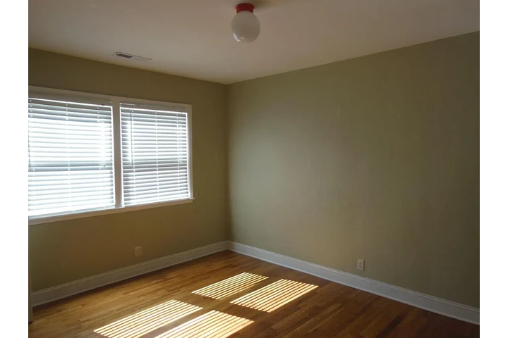 $900 : 2 BR/1 Ba charming cottage dup image 4