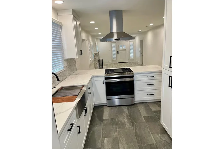 $2400 : 3 Bedroom Home in Los Angeles image 8