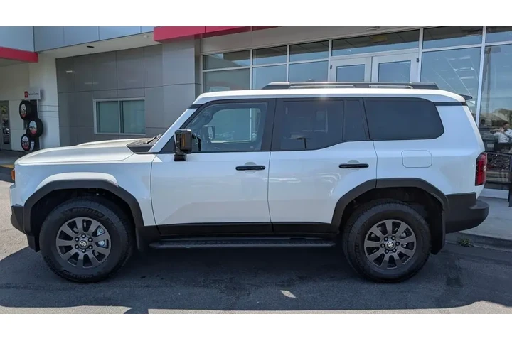 $69899 : Gold Certified2024 Land Cruis image 9