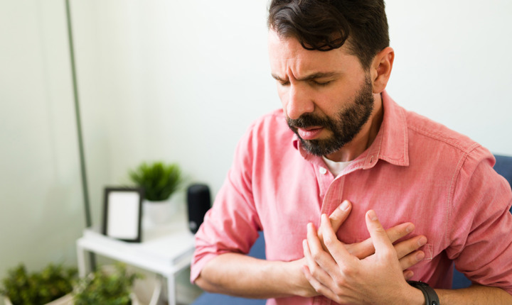 Hombre con dolor en el corazón