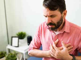 Hombre con dolor en el corazón