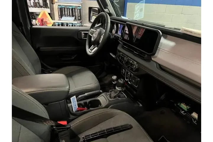 $33988 : Jeep Wrangler 2025 4x4 Backc image 5