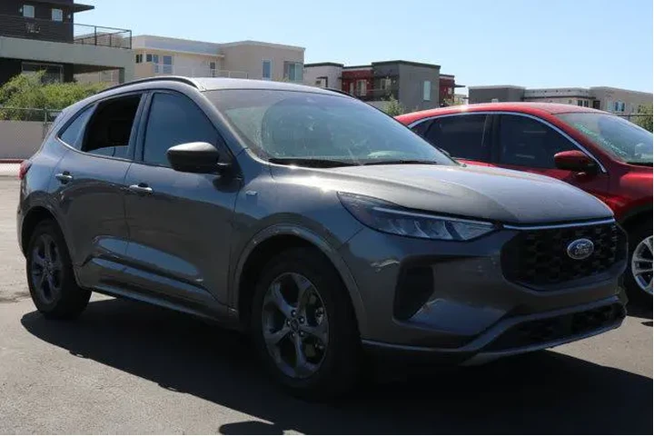 $19221 : Ford Escape 2023 ST-Line 4dr image 4