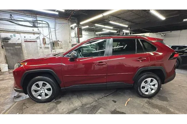 $17865 : Toyota RAV4 2021 AWD LE 4dr image 2