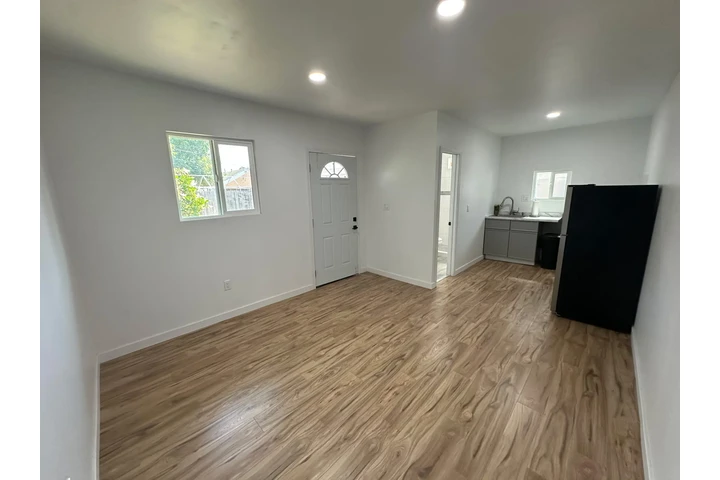 $1600 : Studio con baño y cocina image 1