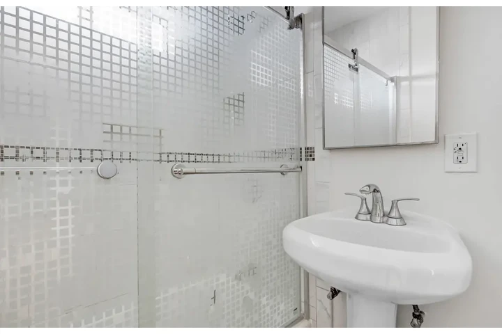 $1450 : 1 Bed 1Bath Apt in Kenmore Ave image 7