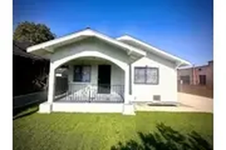 $2200 : 🌅WELCOME to Huntington Park🌅 image 1
