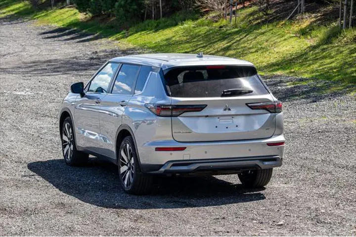 $22895 : Mitsubishi Outlander 2025 SE image 6