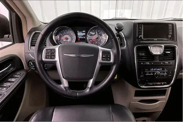 $4990 : Chrysler Town and Country 20 image 5