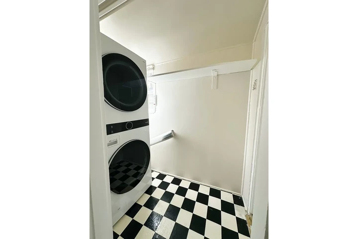 $800 : Charming Detached Cottage ! image 9