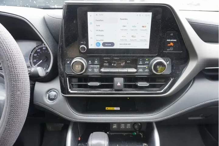 $33288 : Toyota Highlander 2023 LE 4d image 8