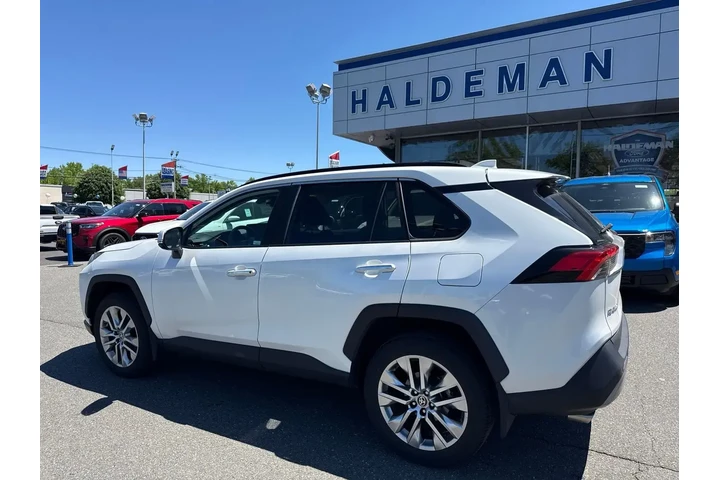 $38995 : Toyota RAV4 2024 AWD Limited image 2