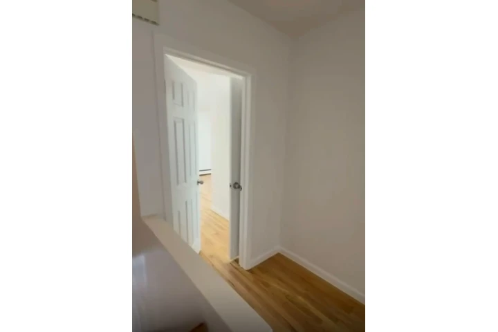 $2700 : Disponible apt/ College Point image 4