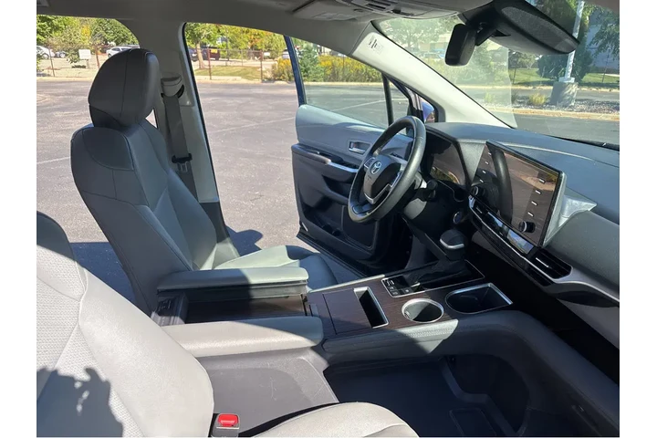 $40994 : Gold Certified2024 Sienna XLE image 5