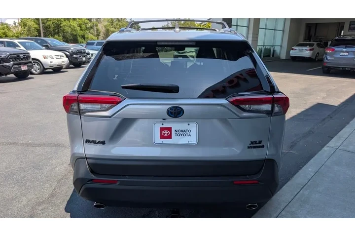 $30399 : 2021 RAV4 Hybrid XLE image 9