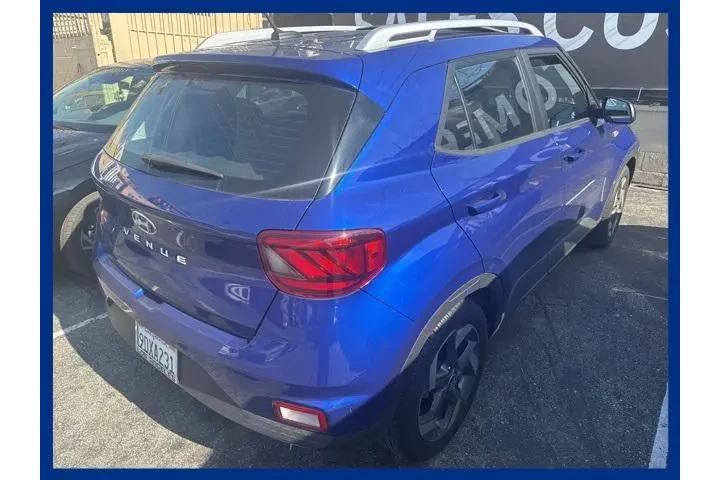 $17426 : Hyundai VENUE 2023 SEL 4dr C image 3