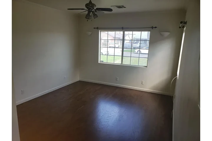 $1500 : Downey Renta Available!! image 2