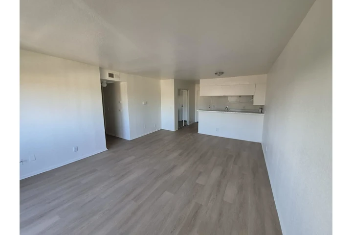 $2200 : South Towers Bonnie Brae image 6