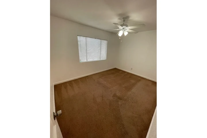 $2800 : 3 bedroom house available image 5
