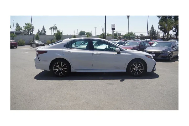 $27500 : 2024 Camry SE Sedan 4D image 5