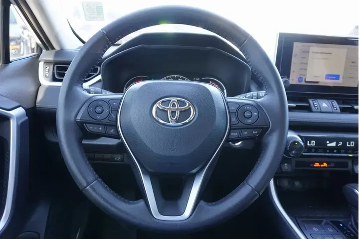 $29988 : Toyota RAV4 2023 XLE Premium image 10