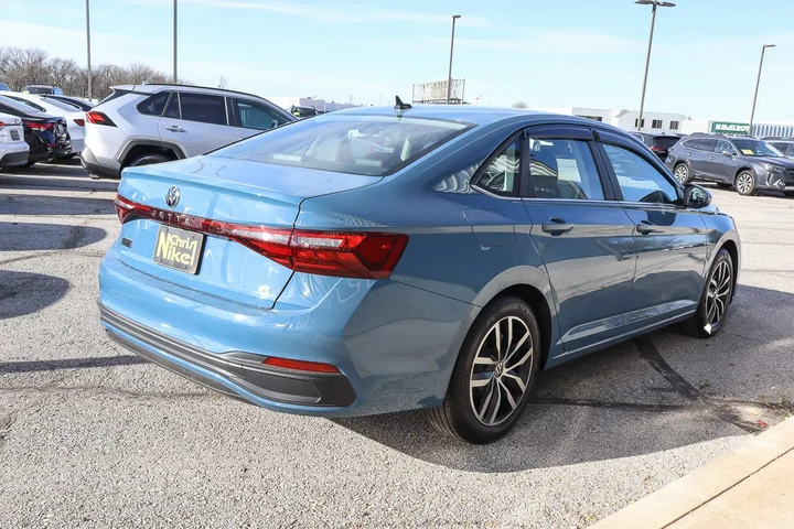 $22988 : 2025 Jetta SE Auto image 4