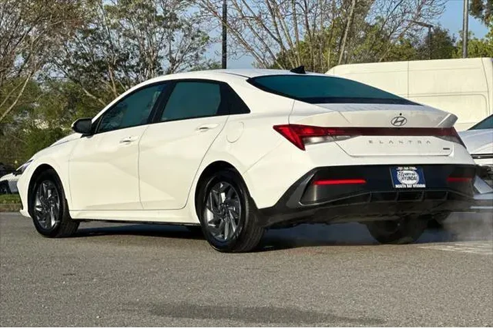$22990 : Hyundai ELANTRA Hybrid 2025 image 6