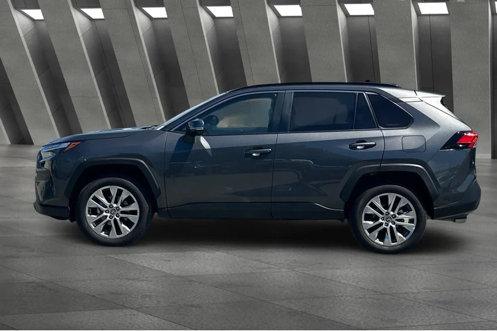$36900 : Toyota RAV4 2024 AWD XLE Pre image 8
