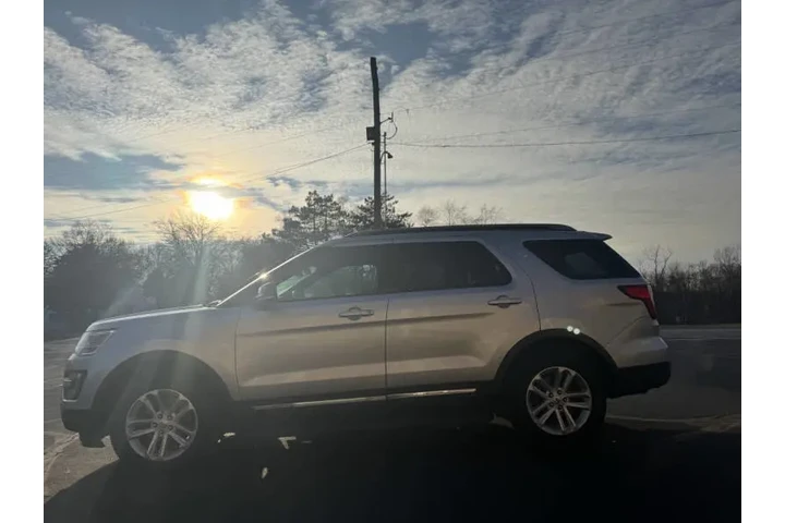 $10999 : 2017 Explorer XLT image 8