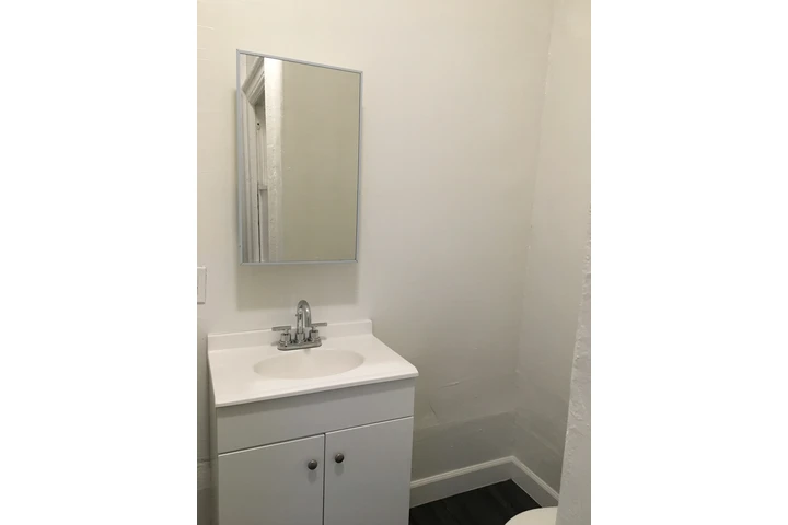 $1395 : SINGLE  FULLY RENOVATED APT image 4