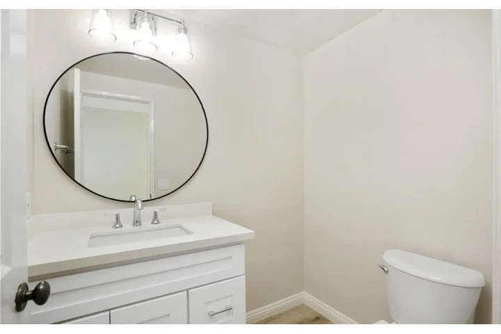 $2300 : 3 Bedroom Apartment in LA image 10