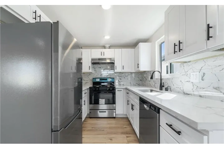 $1950 : 2 Bedroom Apt in Los Angeles image 5