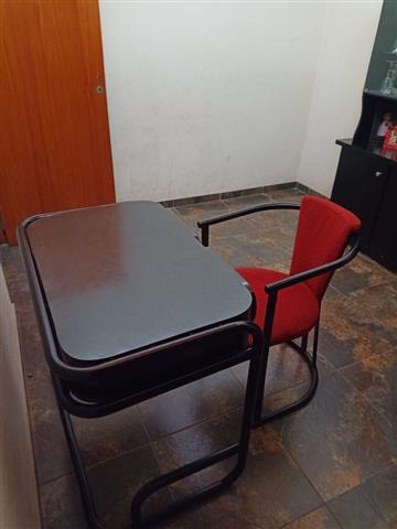 $150000 : Escritorio y silla image 1