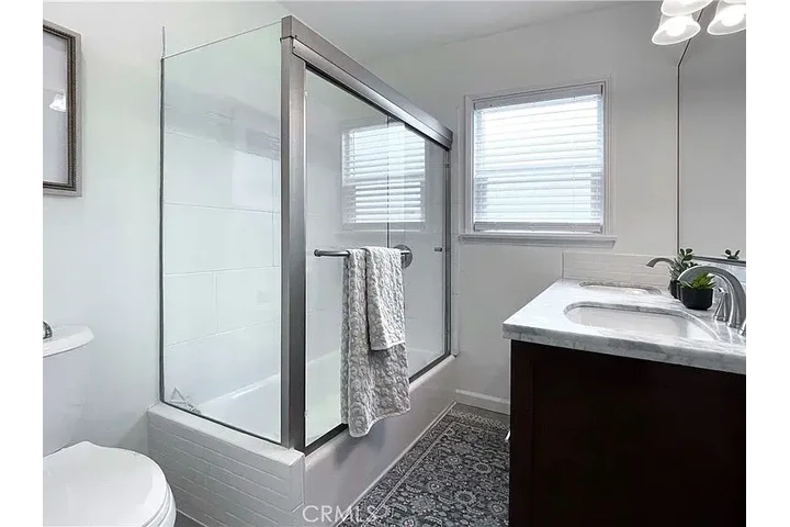 $1000 : Beautifully refreshed 2-bed image 6