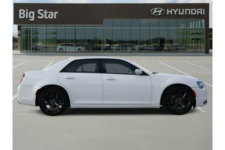 $23988 : Chrysler 300 2023 S V6 4dr S image 5