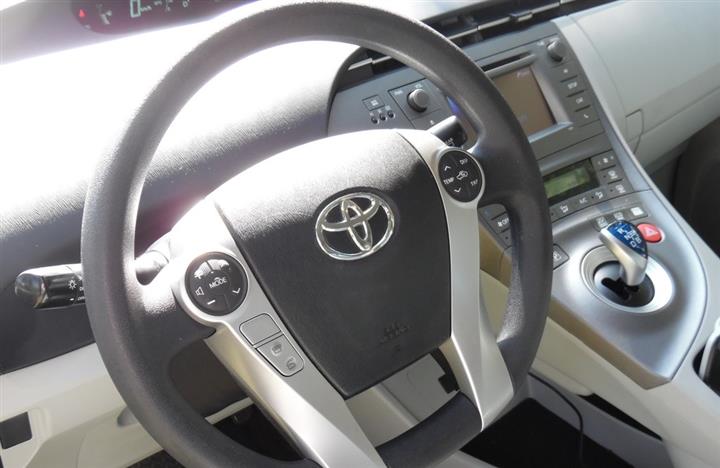 $8500 : 2015 Toyota Prius II image 3