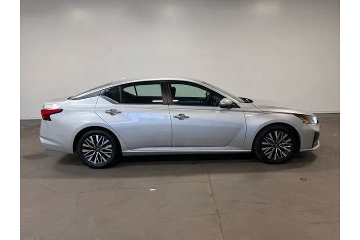 $17527 : Nissan Altima 2023 2.5 SV 4d image 2