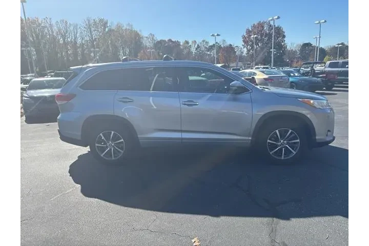 $20695 : Toyota Highlander 2018 XLE 4 image 5