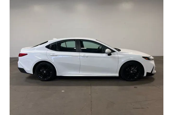 $28915 : Toyota Camry 2025 SE 4dr Sed image 2