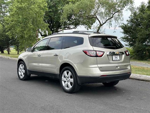 2016 Traverse LT image 7