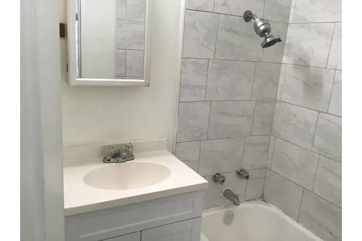 $1600 : 2br - 700ft2 image 5