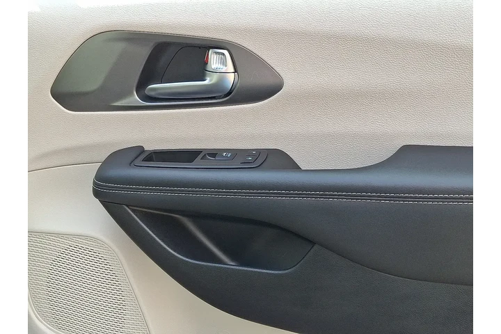 $28999 : Chrysler Pacifica 2023 Touri image 10