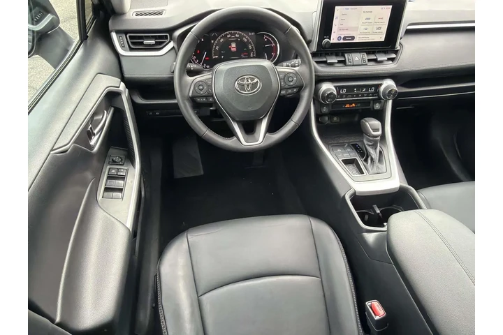 $34470 : Toyota RAV4 2023 XLE Premium image 8