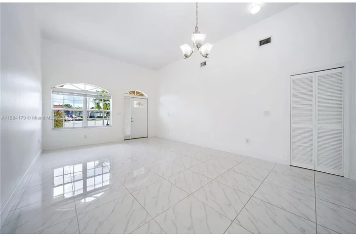 $2100 : 2 Bedroom 2Bath in westchester image 2
